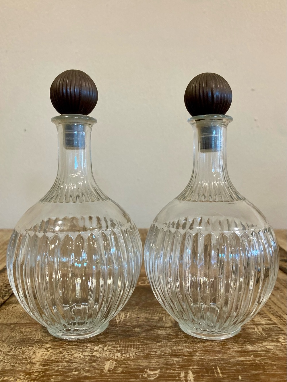 2 Vintage Ribbed Glass Decanters Vanity Bottles with Round Plastic Lids JPI NYC - Picture 11 of 12